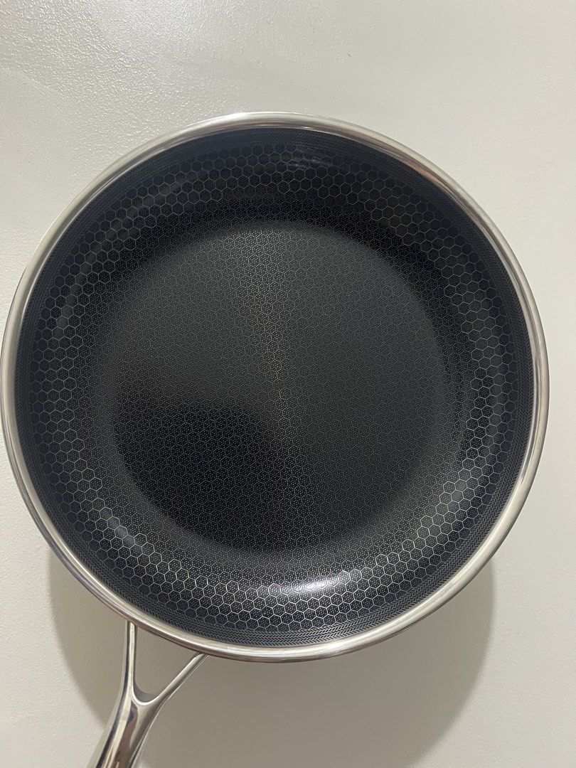 Cooker King Ceramic Frying Pan 28cm (Category: Cookware & Accessories) located in Manila. Submitted by exoitedd (Listing ID 1428075731, Image 1). Description: Cookcell Tinest lang sa 🔥, Hindi pa nagamit.