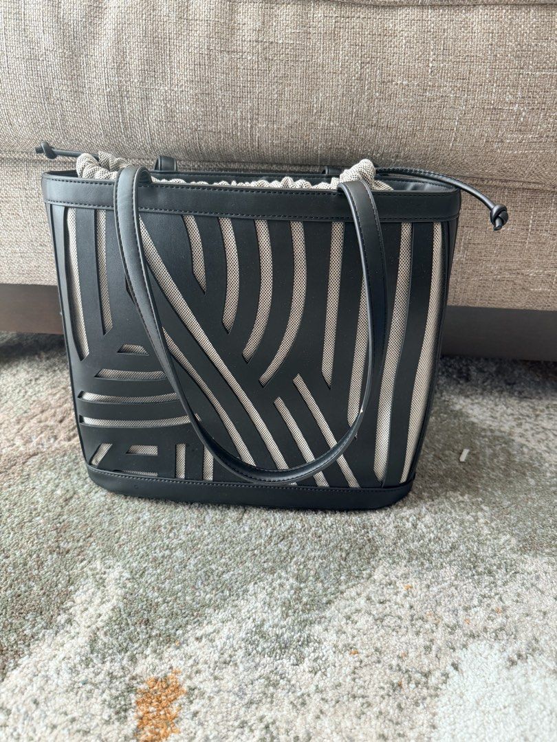 DKNY Hildi Tote Bag (Category: Tote Bags) located in Taguig. Submitted by gabitems (Listing ID 1427937855, Image 2). Description: Brand new priced at P15,500 RFS: barely used.