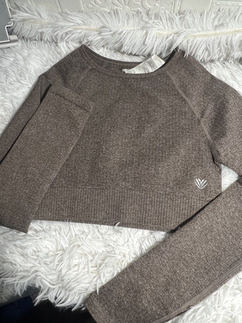 Forever 21 sportswear crop top (Category: Others Tops) located in Manila. Submitted by moon_2026 (Listing ID 1428048393, Image 2). Description: perfect pang work-out or swimming ang strechy nya, yung tela nya pang sportswear🩷.