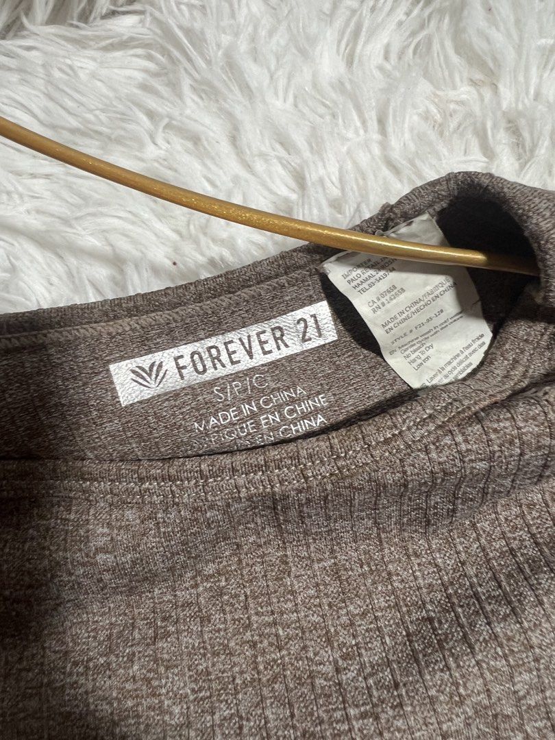 Forever 21 sportswear crop top (Category: Others Tops) located in Manila. Submitted by moon_2026 (Listing ID 1428048393, Image 3). Description: perfect pang work-out or swimming ang strechy nya, yung tela nya pang sportswear🩷.