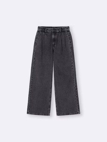 GU Denim Tuck Trousers (Category: Other Bottoms) located in Pasig City. Submitted by _secondchances (Listing ID 1428090124, Image 1). Description: 2XL -waist 34 1/4 inches based on size chart Bought in Japan RFS: will be used on my Switzerland sana kaya lang pumayat na ako Brand new with tag.