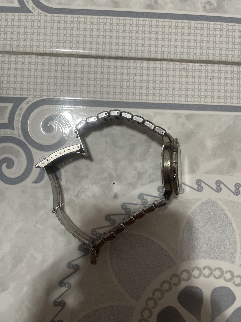 Guess Silver Chronograph Watch (Category: Women's Watches) located in Manila. Submitted by phenommae (Listing ID 1427956593, Image 2). Description: .