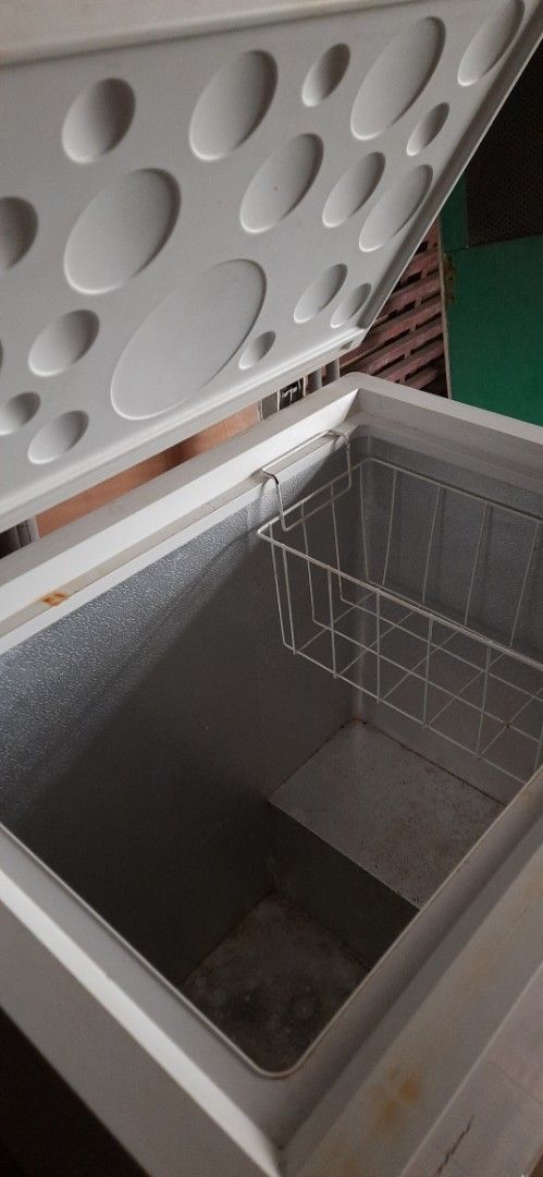 Haier Chest Freezer (Category: Refrigerators and Freezers) located in Makati City. Submitted by velz78 (Listing ID 1427946012, Image 2). Description: Defective not freezing but cooling for repair mga 1year kasi na stock hindi ginagamit kaya ayaw magyelo for pickup only Poblacion Makati area contact 0961 954 7548 if you are interested thank you..