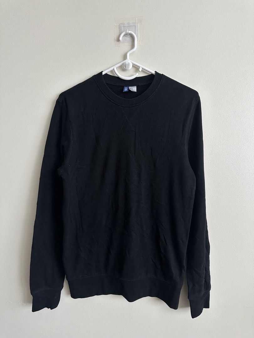 H&M Black Crewneck Sweatshirt (Category: Tshirts & Polo Shirts ) located in Manila. Submitted by peebss18 (Listing ID 1428060378, Image 2). Description: H&M Black Crewneck Sweatshirt (Men XS) Condition: Good / lightly used Size: XS (fits XS comfortably) Dimensions: L – 26.5” / W – 20” Details: • Classic black crewneck design • Soft cotton / cotton-blend material • Comfortable and cozy • Perfect for casual / streetwear / layering Price: ₱250 (nego