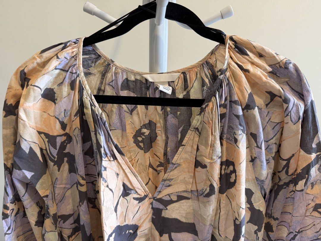H&M Floral Dress (Category: Blouses) located in Quezon City. Submitted by heyhedda (Listing ID 1428016879, Image 2). Description: H&M flowy/loose fit dress Lightly used Size M on tag, but can fit large Perfect for summer, can be used as cover up.