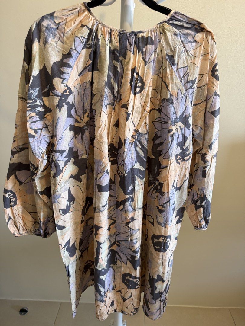 H&M Floral Dress (Category: Blouses) located in Quezon City. Submitted by heyhedda (Listing ID 1428016879, Image 3). Description: H&M flowy/loose fit dress Lightly used Size M on tag, but can fit large Perfect for summer, can be used as cover up.