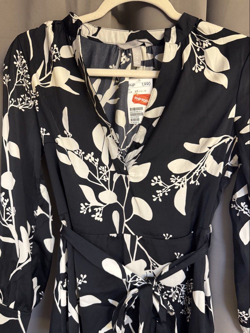 H&M Floral Print Dress (Category: Dresses) located in Paranaque City. Submitted by lmp08 (Listing ID 1428074377, Image 2). Description: 💯 Authentic Rfs: gained weight.