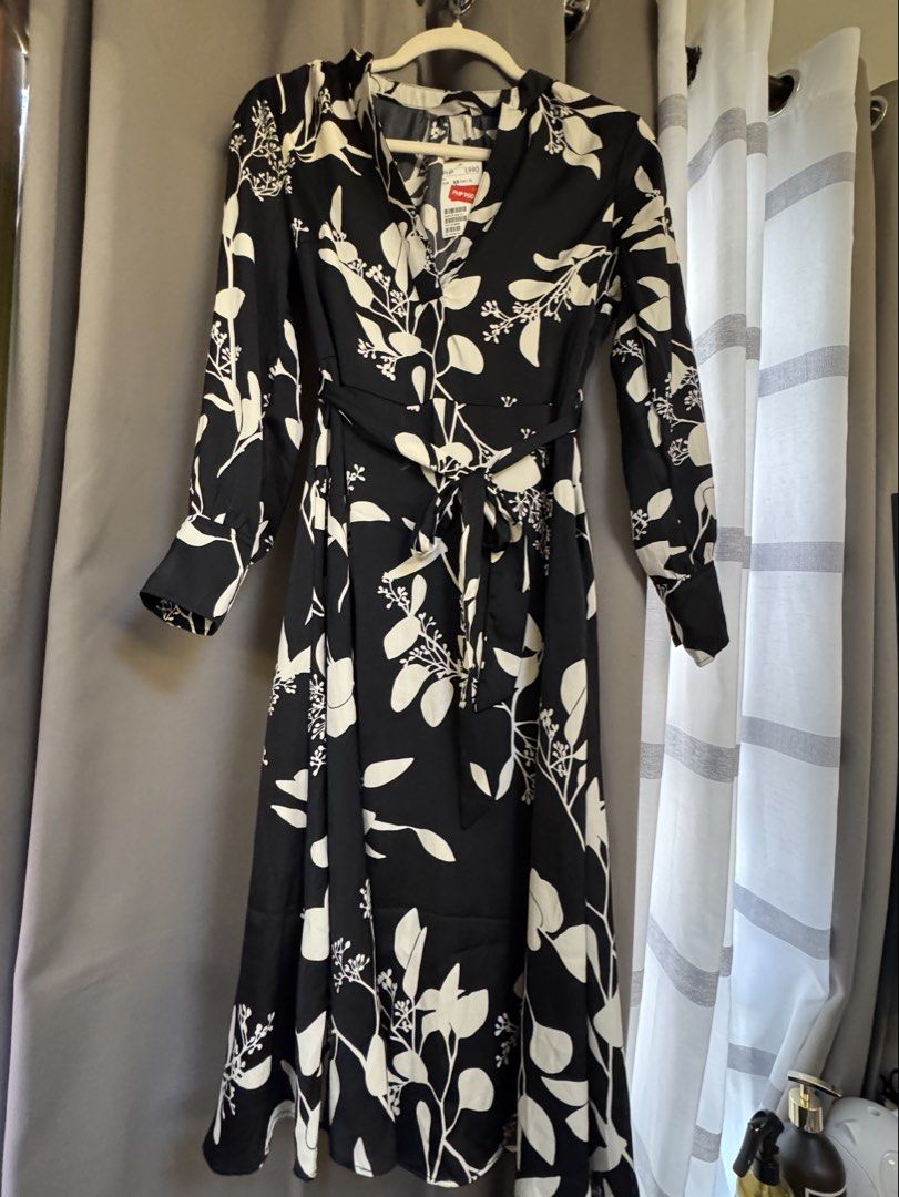 H&M Floral Print Dress (Category: Dresses) located in Paranaque City. Submitted by lmp08 (Listing ID 1428074377, Image 1). Description: 💯 Authentic Rfs: gained weight.