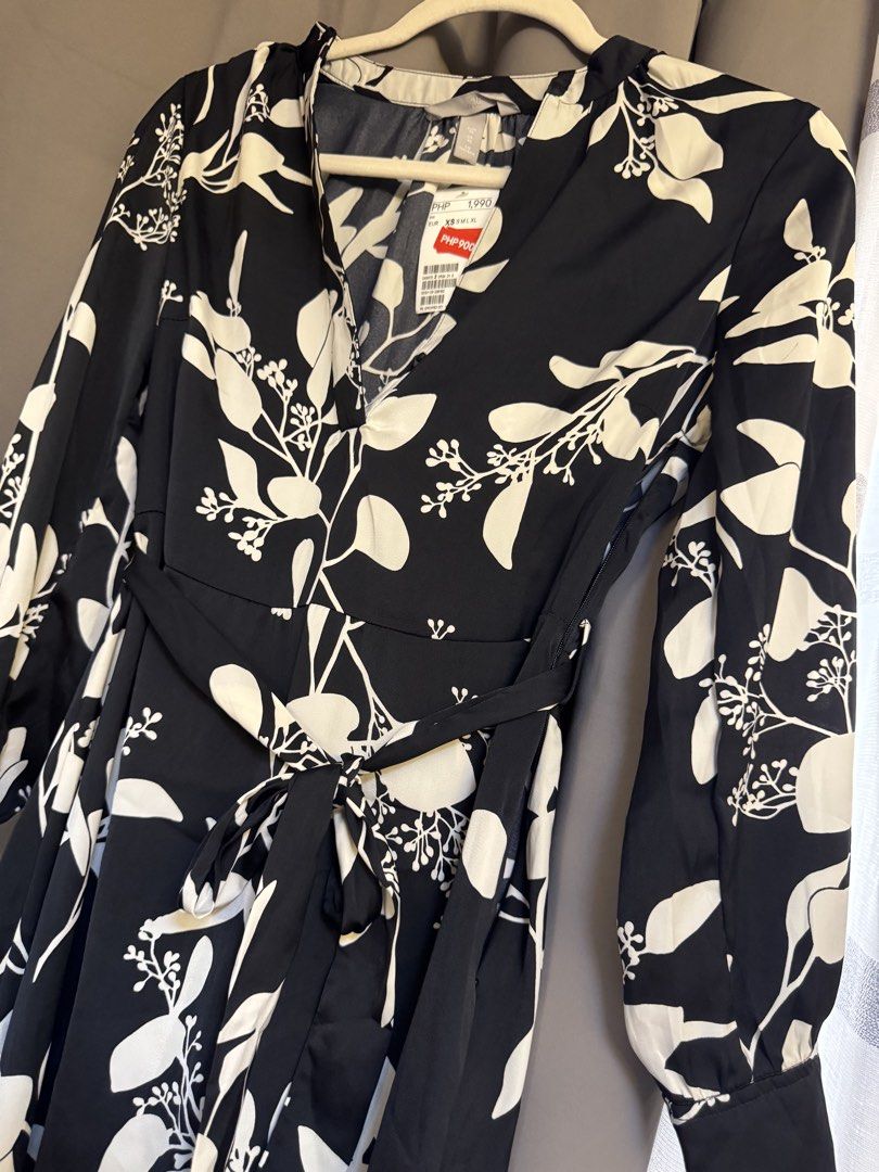 H&M Floral Print Dress (Category: Dresses) located in Paranaque City. Submitted by lmp08 (Listing ID 1428074377, Image 3). Description: 💯 Authentic Rfs: gained weight.