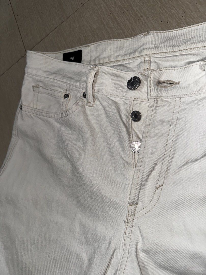 H&M Relaxed Fit White Jeans (Category: Jeans) located in Cagayan de Oro. Submitted by cosmic.zieee (Listing ID 1428090267, Image 2). Description: HnM White Denim Jeans Relaxed Fit Size 32.