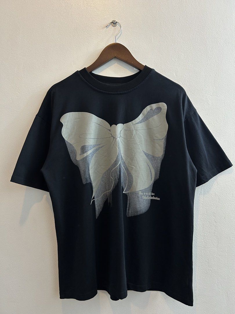 Huluobobuhu Black Graphic Tee (Category: Tshirts & Polo Shirts ) located in Paranaque City. Submitted by stfunasherramirez (Listing ID 1427970511, Image 1). Description: Size: semi XL Dimes: L27 W23 Condition: 9.5/10 Color rate: 9.5/10 - excellent fabric - excellent condition - thick fabric - heavy cotton - big print - backhit big print.