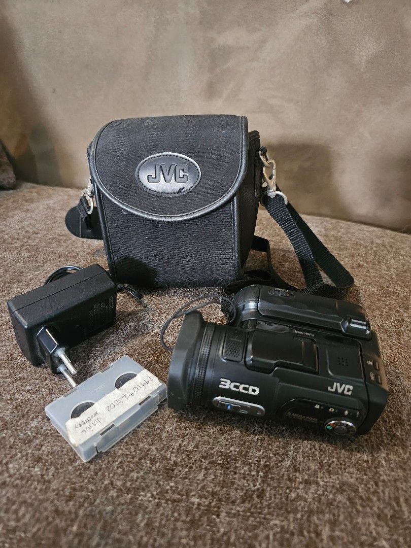 JVC Camcorder Gz-mc500 (Category: Video Cameras) located in Caloocan City. Submitted by yatsbatoyskie (Listing ID 1427987826, Image 3). Description: Tested and Working issue - black screen as seen on the pics inclusions 2 pcs battery charger dc bag meetup or via lalamove.
