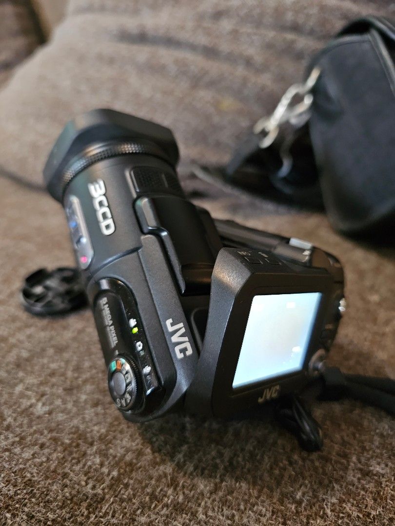 JVC Camcorder Gz-mc500 (Category: Video Cameras) located in Caloocan City. Submitted by yatsbatoyskie (Listing ID 1427987826, Image 1). Description: Tested and Working issue - black screen as seen on the pics inclusions 2 pcs battery charger dc bag meetup or via lalamove.