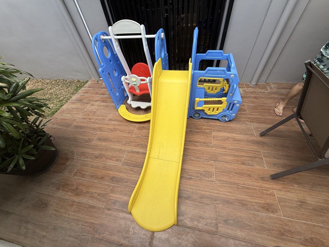 Kids Slide and Swing Set (Category: Infant Playtime) located in Marikina City. Submitted by closet.ar (Listing ID 1428010251, Image 1). Description: .