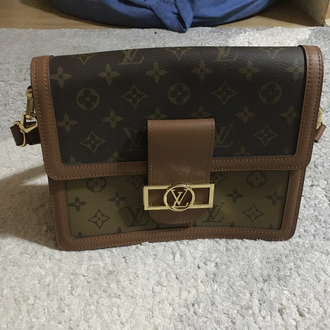 Louis Vuitton Shoulder Bag with Chain (Category: Luxury Bags & Wallets) located in Manila. Submitted by cleverearth.84fa06 (Listing ID 1428096144, Image 2). Description: .