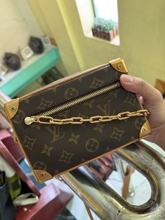 (Category: ) located in . Submitted by gerlieluxurycloset2024 (Listing ID 1428010027, Image 1). Description: .