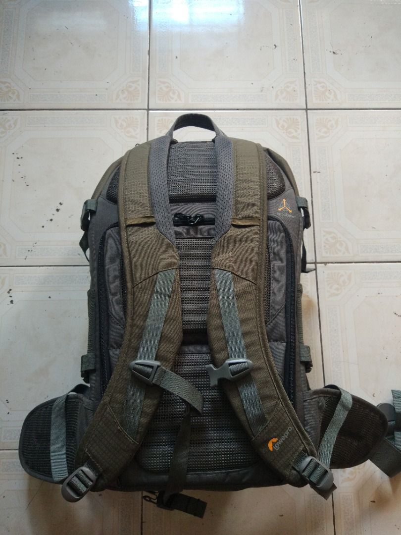 Lowe Pro Flipside Trek BP 450 AW Camera Bag (Category: Camera Bags & Carriers) located in Pasay City. Submitted by denimdude.ph (Listing ID 1428002486, Image 2). Description: replaced divider, last pic.