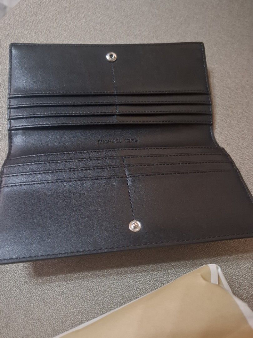 Michael Kors Carson Large Signature Logo Wallet (Category: Wallets & Card holders) located in Bulacan. Submitted by 29ginii (Listing ID 1427942413, Image 2). Description: Brand New No scratches brought from Chicago..via pasa buy.