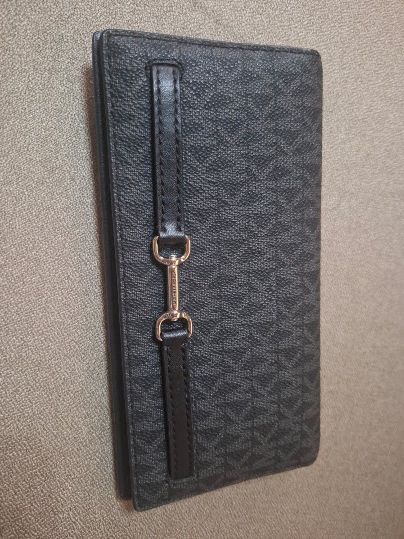 Michael Kors Carson Large Signature Logo Wallet (Category: Wallets & Card holders) located in Bulacan. Submitted by 29ginii (Listing ID 1427942413, Image 1). Description: Brand New No scratches brought from Chicago..via pasa buy.