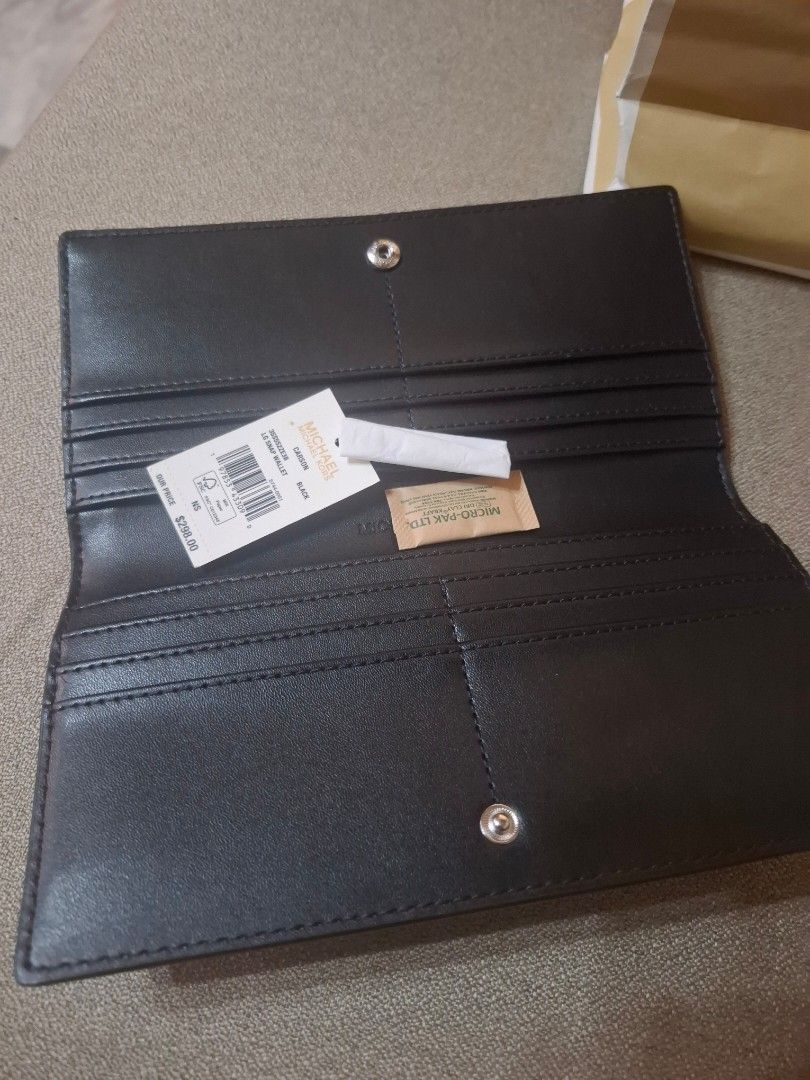 Michael Kors Carson Large Signature Logo Wallet (Category: Wallets & Card holders) located in Bulacan. Submitted by 29ginii (Listing ID 1427942413, Image 3). Description: Brand New No scratches brought from Chicago..via pasa buy.