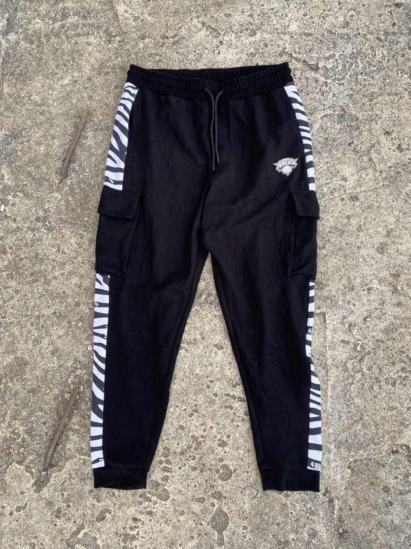 NBA X NEW YORK KNICKS CARGO PANTS (Category: Joggers) located in Baguio. Submitted by gama_apparel (Listing ID 1428053589, Image 1). Description: Legit Size Large Waisline 32-34 Length 38inch Colorrate 9/10 Excellent condi.