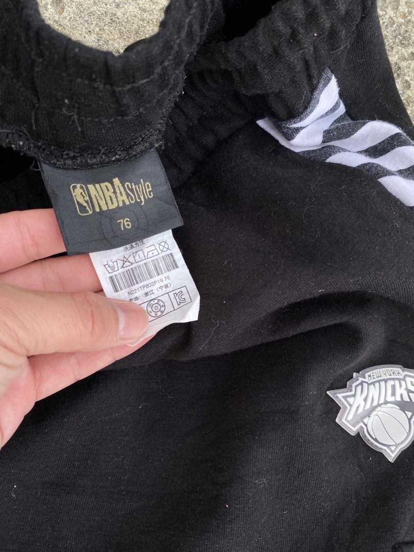 NBA X NEW YORK KNICKS CARGO PANTS (Category: Joggers) located in Baguio. Submitted by gama_apparel (Listing ID 1428053589, Image 2). Description: Legit Size Large Waisline 32-34 Length 38inch Colorrate 9/10 Excellent condi.