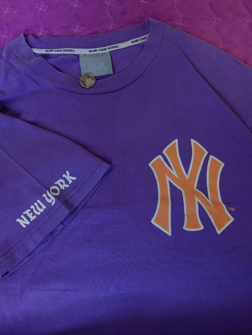 New York Yankees oversized T-shirt! (Category: Activewear) located in Balete. Submitted by shimien02 (Listing ID 1428026636, Image 2). Description: New York Yankees oversized T-shirt!💎 📍Good condition 📍 Issue: fadings on shoulder part 📍 Color rate 8.7 📍 Dimes: Oversized Medium 22×30 New York Yankees t-shirt is a popular streetwear staple, often produced by brands like New Era or as official MLB lifestyle apparel. Based on its oversized fit a
