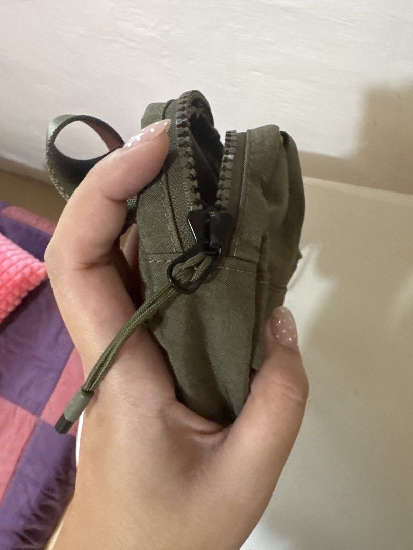 Nike Belt Bag (Category: Belt bags, Clutches and Pouches) located in Los Banos. Submitted by declutterbycee (Listing ID 1428094305, Image 3). Description: .