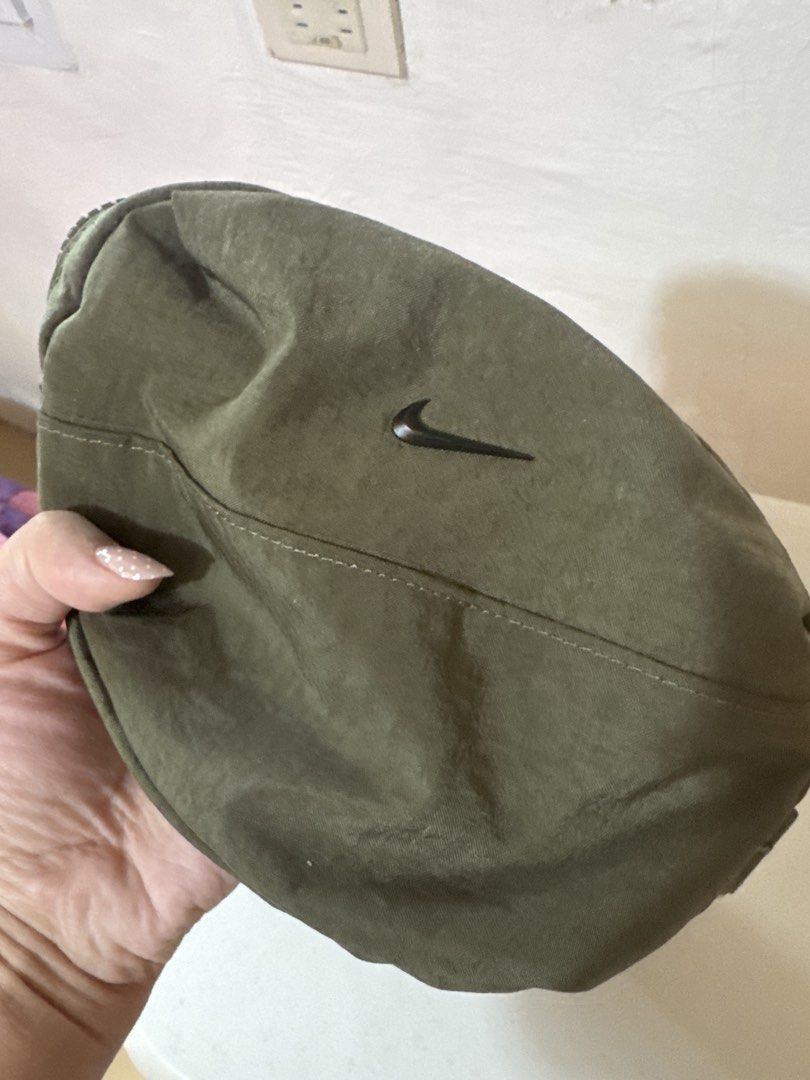 Nike Belt Bag (Category: Belt bags, Clutches and Pouches) located in Los Banos. Submitted by declutterbycee (Listing ID 1428094305, Image 2). Description: .