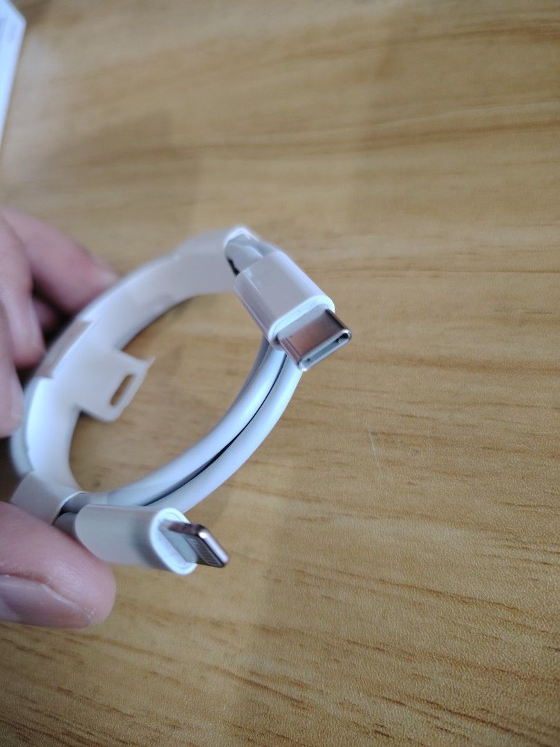 Original Usb-C lightning Cable 1m (Category: Cables & Adaptors) located in Makati City. Submitted by emmah40089 (Listing ID 1427984727, Image 2). Description: Apple Usb-C lightning cable 1m With Serial Cord and Double pin MODE OF PAYMENT ✅COD ✅GCASH ✅PAYMAYA VIA LALAMOVE, GRAB OR U CAN BOOK YOUR OWN RIDER TO PICK UP. 14DAYS WARRANTY AND SAME DAY DELIVERY ‼️ Pm for sure buyer 😉.