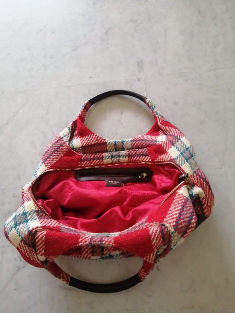 Preloved bag (Category: Bags & Wallets) located in Singapore. Submitted by spgreen (Listing ID 1427935708, Image 2). Description: clearing of bags.