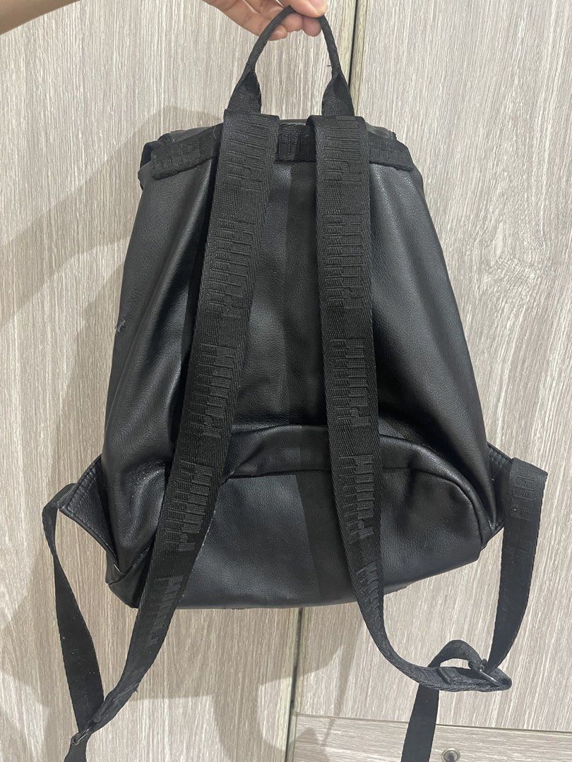 Puma Black Backpack (Category: Backpacks) located in Manila. Submitted by dreamfal (Listing ID 1428022915, Image 2). Description: Puma Black Backpack (Drawstring) W/ front & inside pockets. RFS: Never using it anymore..