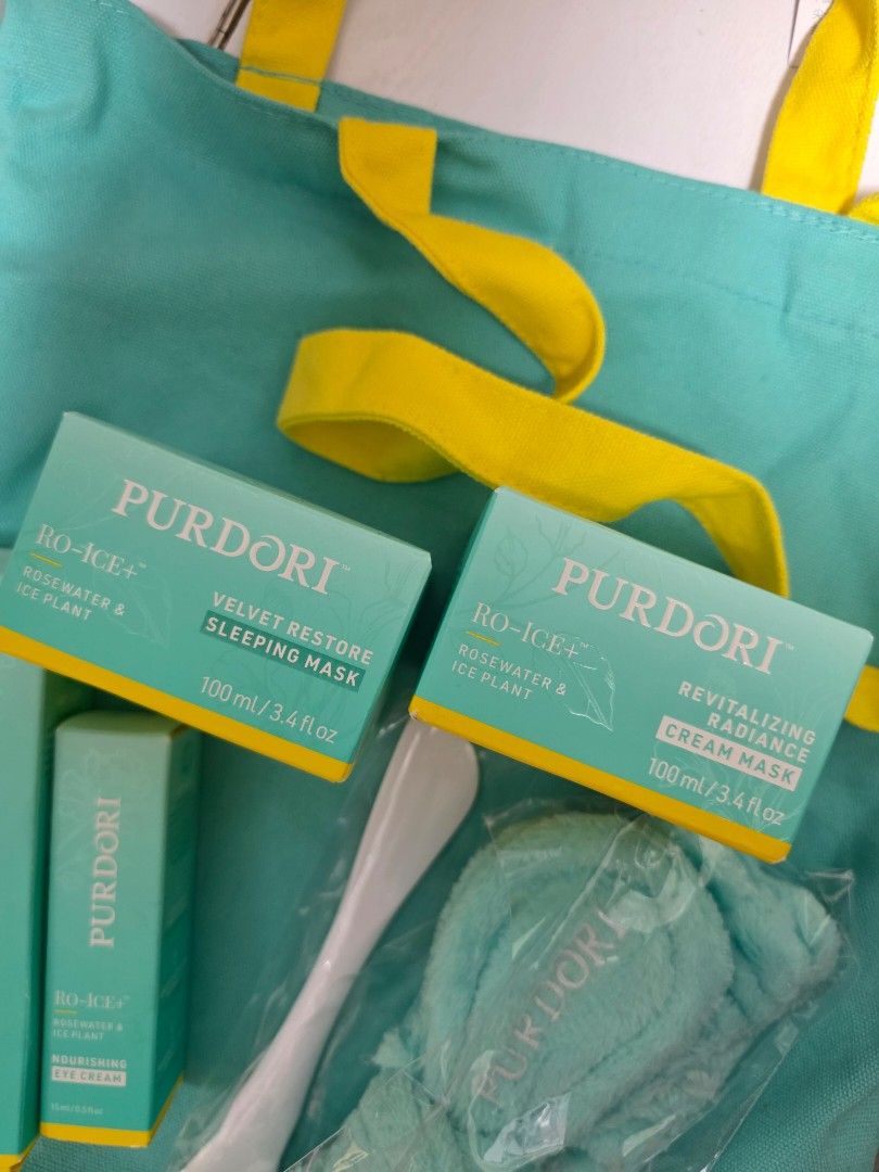 PURDORI 護膚套裝 （分類：面部 - 面部護理）位於 Hong Kong。 由 5663yyy 提交（商品編號 1428091873，圖片 3）。簡介： PURDORI 護膚套裝，包含多款產品。包括兩款100ml面膜、兩款眼霜、50ml保濕乳液、眼罩和面膜棒。所有產品均為PURDORI品牌，包裝完整，並附有PURDORI品牌手提袋。 VELVET RESTORE SLEEPING MASK 100ml - $500 REVITALIZING RADIANCE CREAM MASK 100ml - $500 HYDRA REFRESH LOTION 50ml - $500 NOURISHING EYE CREAM 15ml - $500。