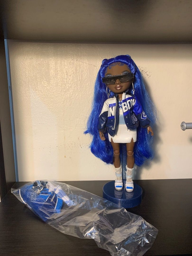 Rainbow High Doll Coco Vanderbalt COMPLETE (Category: Kids Toys) located in Manila. Submitted by upcyclehub (Listing ID 1428048004, Image 2). Description: COMPLETE with OUTFITS, BRUSH, AND STAND..