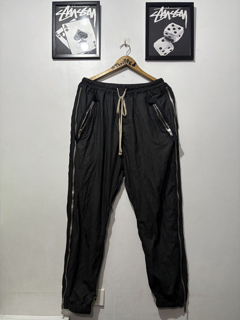 Rick Owens Tecualtl SIS 20 Black Pants (Category: Joggers) located in Makati City. Submitted by ThriftedGoods (Listing ID 1428077947, Image 1). Description: Feel free to ask for more detailed photos In good condition May pinhole sa front pero hindi tagos sa back parang paso lang ng upos ng yosi Length-41 Width-32-40.