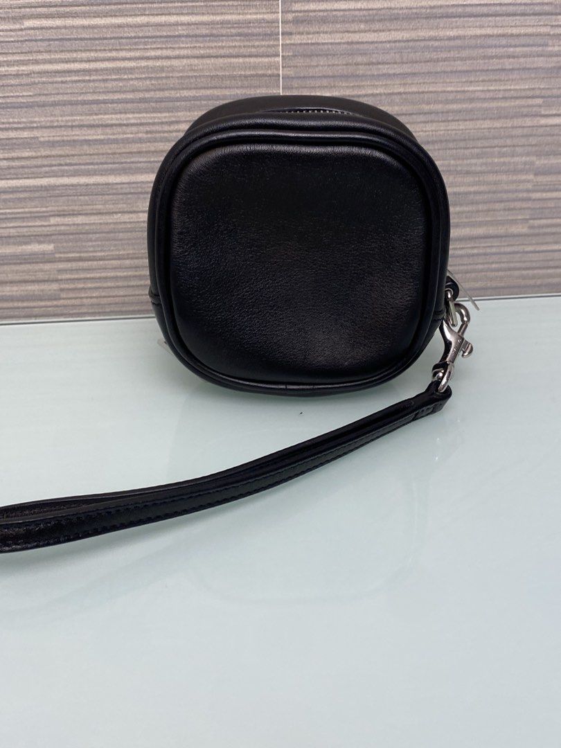 YSL Leather Coin Pouch Purse (Category: Luxury Bags & Wallets) located in Iloilo. Submitted by eliseohana (Listing ID 1428001053, Image 2). Description: .