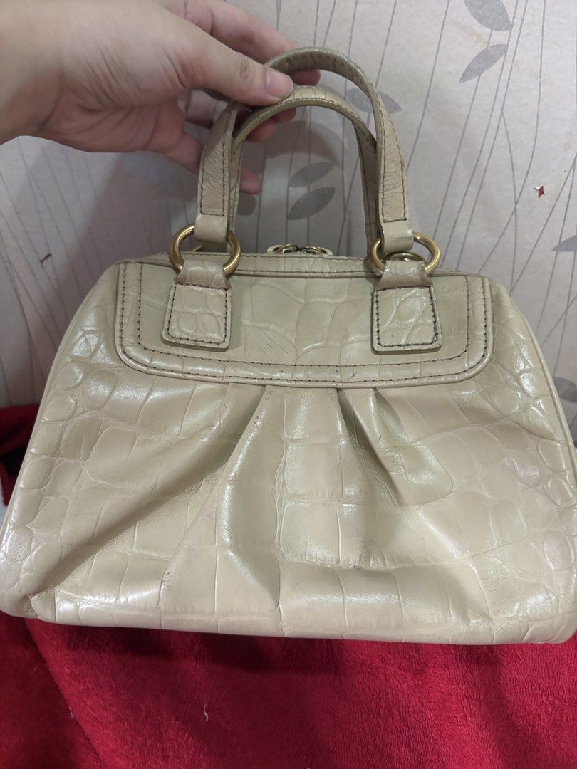 Samantha Thavasa Crocodile-Embossed Handbag (Category: Luxury Bags & Wallets) located in Pasig City. Submitted by faeclothing (Listing ID 1428092884, Image 2). Description: Japanese brand.