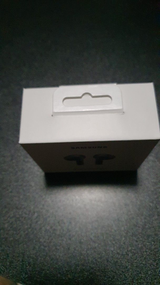 Samsung Galaxy Buds3 (Category: Earphones) located in Las Pinas. Submitted by ppprds (Listing ID 1427985942, Image 2). Description: Good as brand new. Binuksan lang for testing. Received as gift pero meron ng existing ear buds. Walang gasgas pwde sa maarte..
