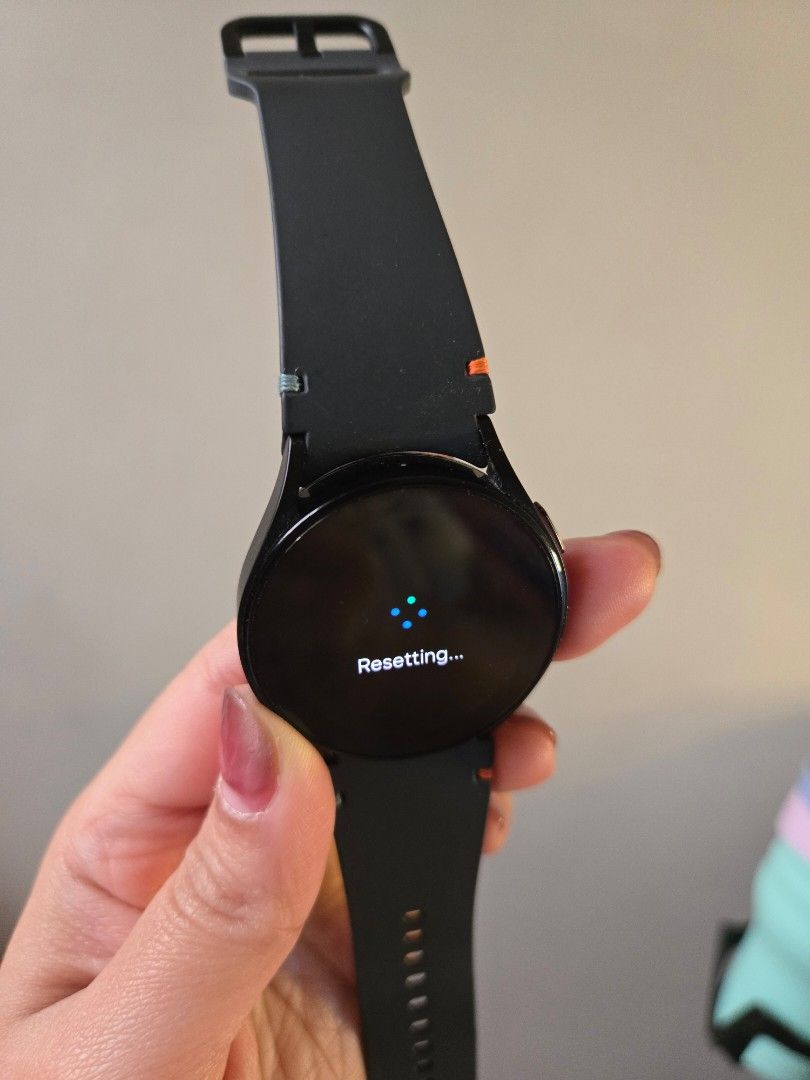 Samsung Galaxy Watch SE (Category: Wearables & Smart Watches) located in Malasiqui. Submitted by 93frae (Listing ID 1427982990, Image 3). Description: For Sale Samsung Galaxt Watch SE Full inclusions (box and wire) Used but abused SF shoulderer by buyer 📍Malasiqui Pangasinan.