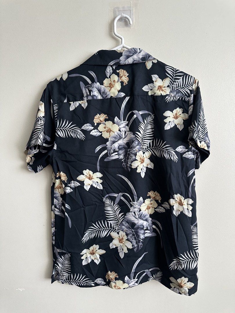 Smyth Floral Shirt - XS (Category: Tshirts & Polo Shirts ) located in Manila. Submitted by peebss18 (Listing ID 1428064598, Image 3). Description: Smyth Floral Short Sleeve Shirt (Men XS) Condition: Good / lightly used Size: XS (fits XS comfortably) Dimensions: L – 26” / W – 20” Details: • Floral short sleeve design • Lightweight and breathable • Soft cotton / cotton-blend material • Perfect for casual / summer outfits Price: ₱250 (negotiable) RF