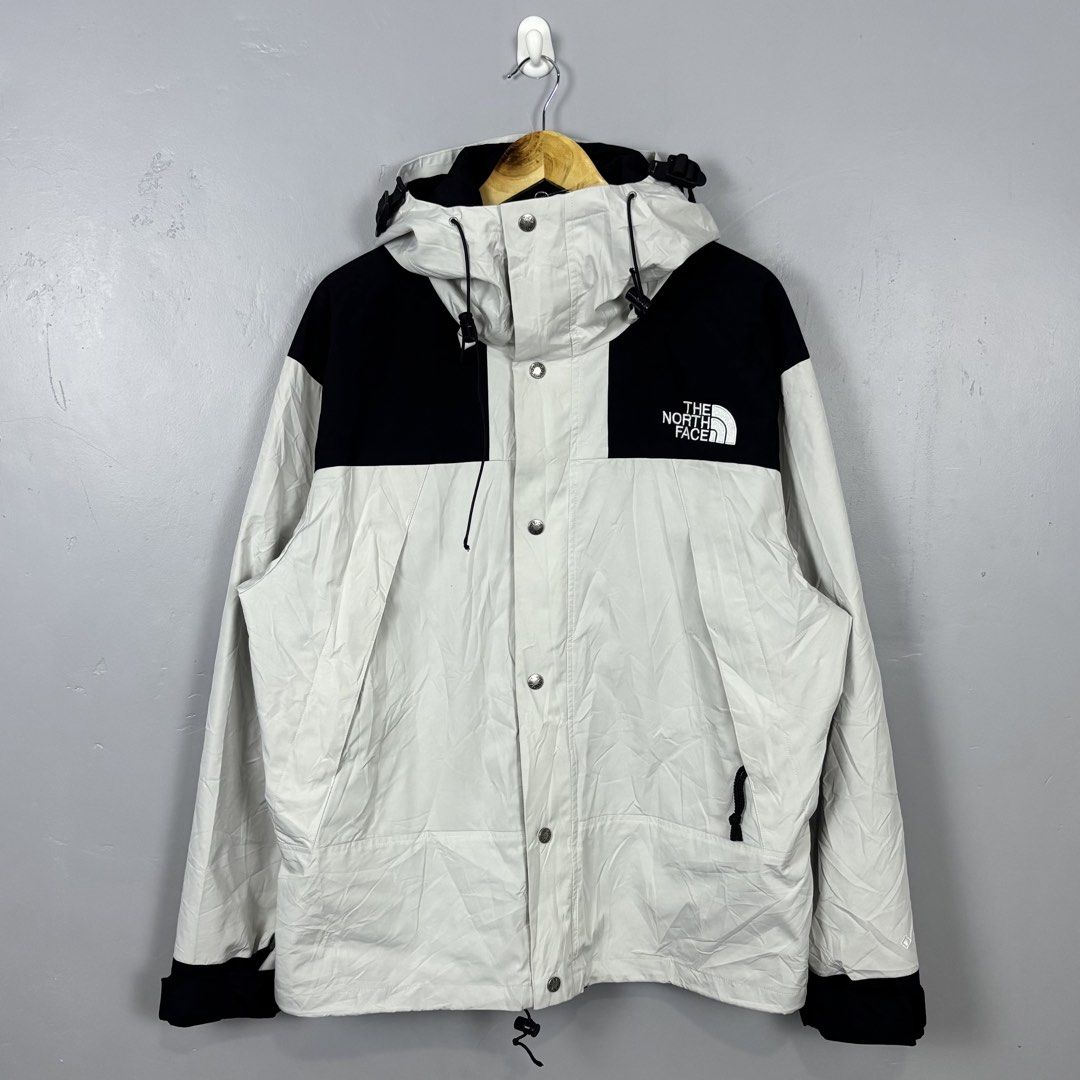 THE NORTH FACE GORETEX JACKET (Category: Coats, Jackets and Outerwear) located in Mabalacat. Submitted by doughnutthrift (Listing ID 1428008289, Image 1). Description: THE NORTH FACE GORETEX JACKET Excellent condition W- 25” L- 28” No issue.