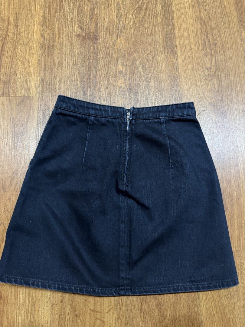 Topshop Moto Denim Skirt (Category: Skirts) located in Manila. Submitted by hchua17 (Listing ID 1428053845, Image 3). Description: .
