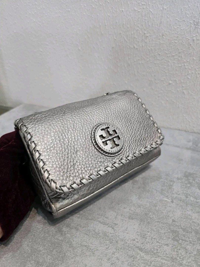 Tory Burch chain cross body bag (Category: Cross-body Bags) located in Aparri. Submitted by secondloop_695 (Listing ID 1428001325, Image 2). Description: - Authentic💯 - Tor¥ Burch Chain Crossbody Bag - Mini to Small size 🅿️ 12,000+ shipping fee ✅ .