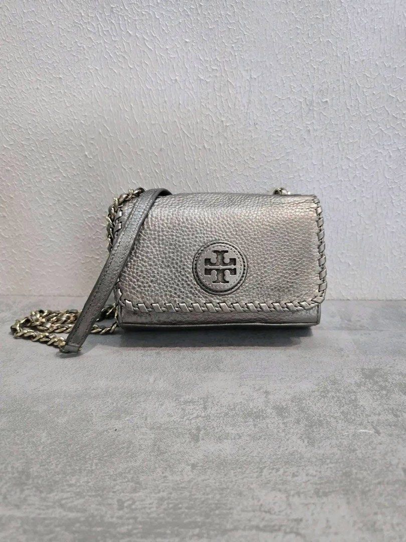 Tory Burch chain cross body bag (Category: Cross-body Bags) located in Aparri. Submitted by secondloop_695 (Listing ID 1428001325, Image 1). Description: - Authentic💯 - Tor¥ Burch Chain Crossbody Bag - Mini to Small size 🅿️ 12,000+ shipping fee ✅ .