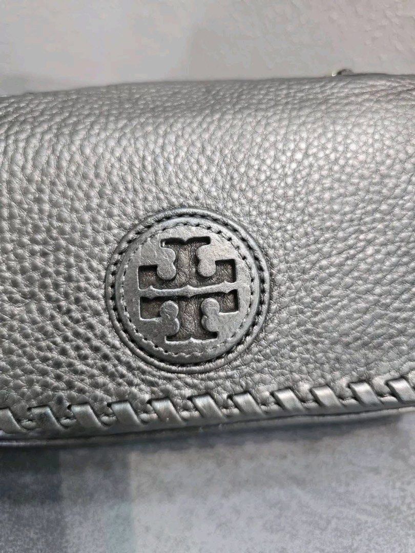 Tory Burch chain cross body bag (Category: Cross-body Bags) located in Aparri. Submitted by secondloop_695 (Listing ID 1428001325, Image 3). Description: - Authentic💯 - Tor¥ Burch Chain Crossbody Bag - Mini to Small size 🅿️ 12,000+ shipping fee ✅ .