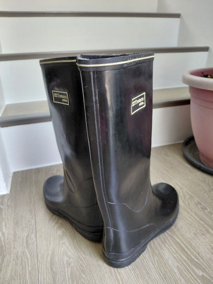 Tretorn Black Rain/Farm Boots (Category: Boots) located in Quezon City. Submitted by mkaeo (Listing ID 1427944156, Image 3). Description: Black Tretorn rain boots. Features the Tretorn logo on the side. The boots have a textured sole for grip. Size 39. sold as is. original. sf shouldered by buyer..