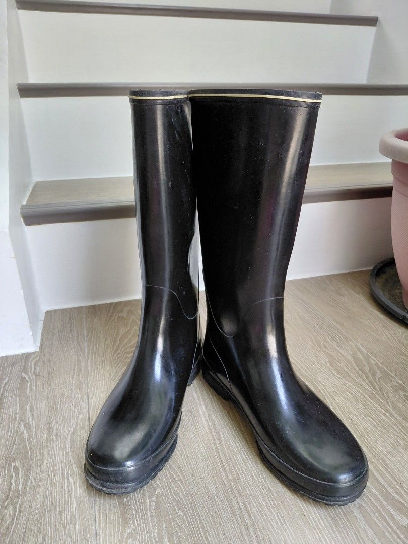 Tretorn Black Rain/Farm Boots (Category: Boots) located in Quezon City. Submitted by mkaeo (Listing ID 1427944156, Image 2). Description: Black Tretorn rain boots. Features the Tretorn logo on the side. The boots have a textured sole for grip. Size 39. sold as is. original. sf shouldered by buyer..
