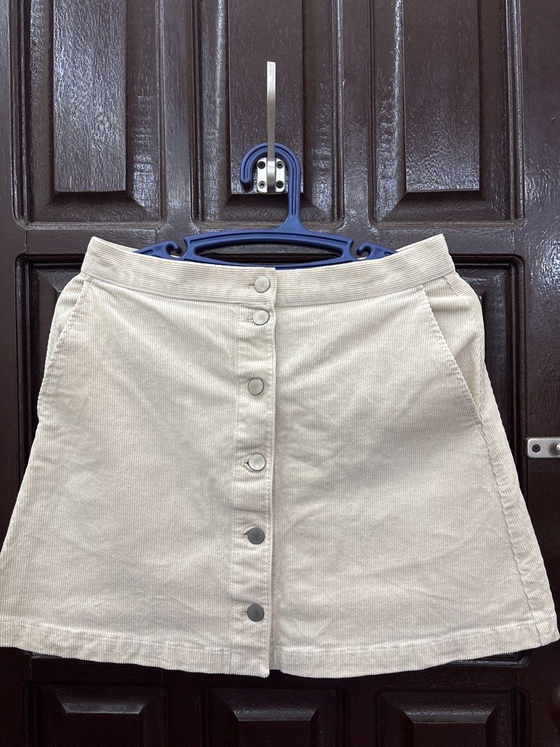 Uniqlo Corduroy Skirt (Category: Skirts) located in Pateros City. Submitted by mjs.preloved (Listing ID 1427960121, Image 1). Description: Good as new.