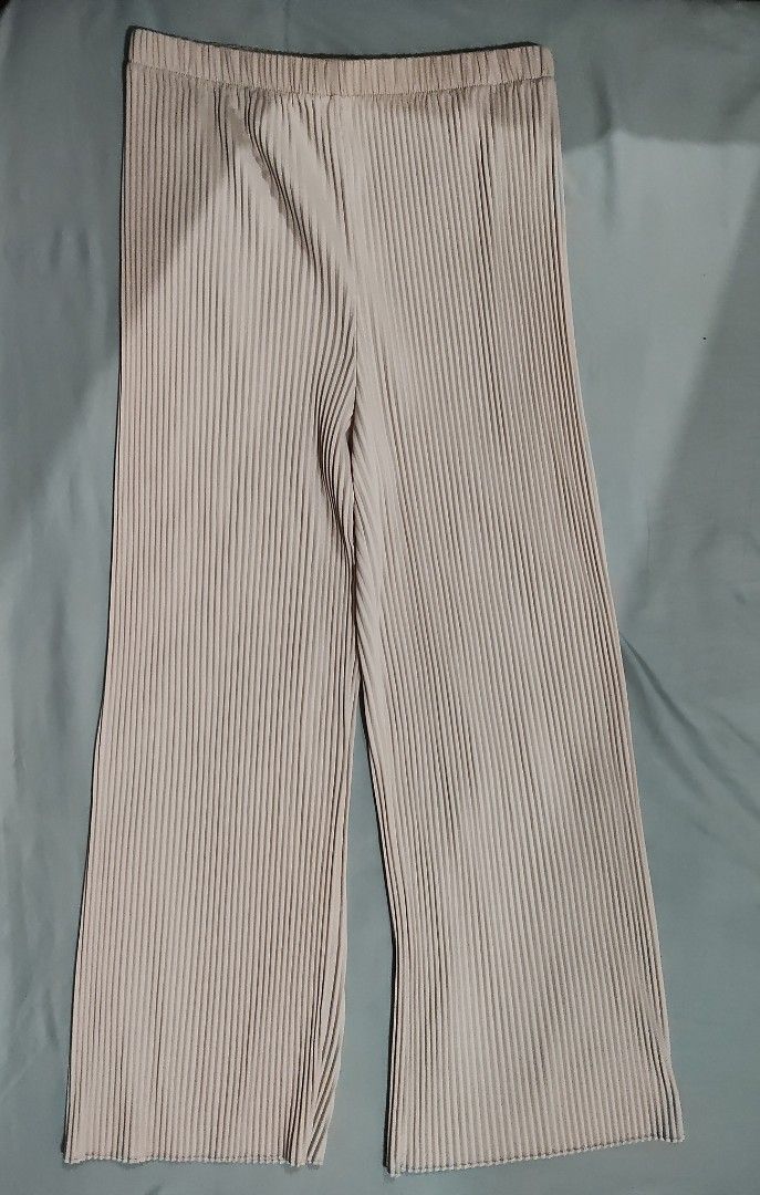 Uniqlo Pleated Straight Pants - Natural (Category: Other Bottoms) located in Quezon City. Submitted by khelou (Listing ID 1427968614, Image 3). Description: Best fits sa medium 27-30 waistline.
