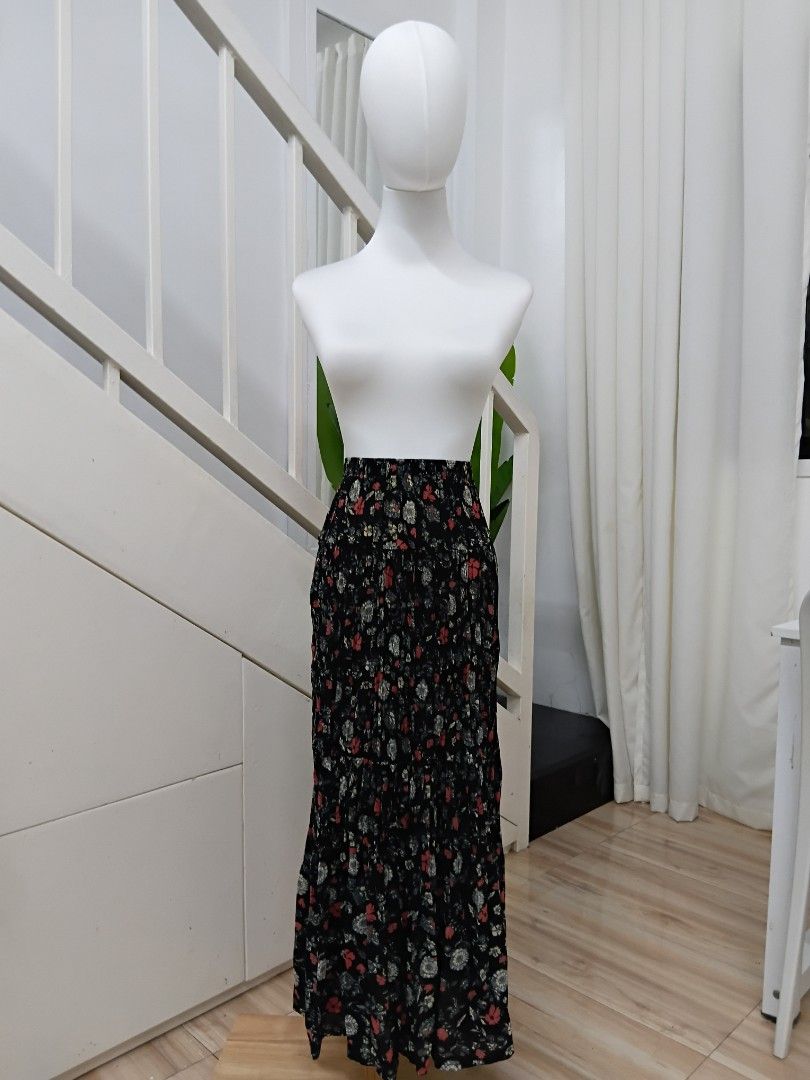 sale! UNIQLO x INES DE LA FRESSANGE Floral Tiered Maxi Skirt Elastic Waist Small to Large (Category: Skirts) located in San Jose del Monte. Submitted by vanessabarredo (Listing ID 1428030154, Image 3). Description: UNIQLO x Ines de la Fressange (IDLF) floral tiered maxi skirt in black. Features a soft, flowy fabric with a romantic floral print and a fully elastic waistband for a flexible, comfortable fit. Condition: Like new Brand: UNIQLO x IDLF 